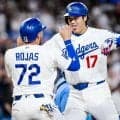大谷翔平の２７号逆転２ラン　ロハスがデコピンポーズからスタンド上部を指さし笑顔→大谷もニッコリ　観客も総立ちの一撃