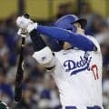 大谷翔平がマルチ安打も…次打者パヘスの右飛で意図的挟殺プレー→ロハスが生還できず併殺に　ベンチでミーティングの光景も