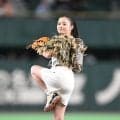 「顔ちっさ！」橋本環奈　始球式指導役の巨人２選手との３ショット　「ビジュアル強すぎる」「奇跡みたいに可愛い」
