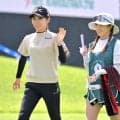 【女子ゴルフ】安田祐香が大会記録タイ「６１」で単独首位発進　桑木志帆は６０位と出遅れる