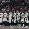 日南学園　敗戦後に異例のシーン　横浜校歌でアルプスから手拍子が沸く　一塁ベンチ前では金川監督が帽子脱いで拍手　選手全員が頭を下げて相手をたたえる