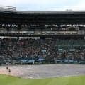 甲子園に大粒の雨　四回の仙台育英の攻撃中に試合が一時中断　内野に全面シートの阪神園芸スタッフに客席から拍手