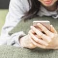 「スマホ顔」に注意！表情筋トレーニングで老け顔を防ごう