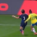 強すぎる！ なでしこ・南萌華、ブラジル代表FWと“スプリント勝負”→爆速スライディングで吹っ飛ばす… 圧巻の“1対1守備”「安心感マシマシ」