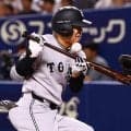 【巨人】佐々木俊輔の左手に中日橋本のスライダーが直撃…患部を抑え痛がるそぶりも一塁へ