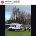 チリでプロサッカー選手が救急車を“救出”　ぬかるみにはまった車体を敵味方＆監督総出で押す　