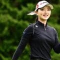 「いつもと違う目線にドキッ…」人気女子ゴルファー、オフの“ミニスカコーデ”で「女子大生さんですか〜？」「文学女子ですね」