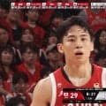「無双すぎ」河村勇輝の“鬼フィジカル”に韓国選手が尻餅！解説・ファンが驚愕「体幹オバケ」「逆に吹っ飛ばした」