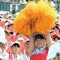 智弁和歌山アルプス席を彩るチア　大きく重いポンポンを両手に応援