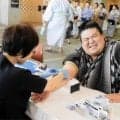 大相撲力士「痛くてツラい」嘉陽が健診採血に苦悶の表情、横綱のしこ名継ぐ旭富士は看護師に逆質問