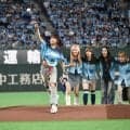 「ど真ん中ストライクすぎて凄すぎ」東京Ｄ降臨の人気グループメンバーが衝撃投球　圧巻ノーバンに騒然「投球うますぎるだろ笑」「運動神経すごい」