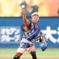 【DeNA】角田信朗「力みましたね」セレモニアルピッチでワンバンも捕手役筒香嘉智のミットへ