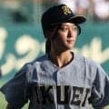 涙する女子部員…背中に添えた“右手”に感動「素敵な光景」　ベンチで支えたひと夏の思い出
