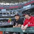 村上宗隆が試合前にスタバにお遣い？球団が異例の光景を公開　八木通訳のユニ姿に米ファン爆笑「ケンゾーにユニホームがあるなんて」「番号ある？笑」