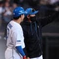 日本ハム・新庄監督「え？俺？」の仕草　レイエスが三回にフェンス最上部直撃２点二塁打　本塁打の確認をリクエストしたと判断され天仰ぐ