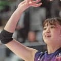 「しぐさ、かわよ！」人気の25歳バレー女子が“衝撃音”に頭抱えて「壊れちゃう」…「リアクション好きすぎる」