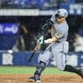 阪神・佐藤輝が衝撃の３０号ソロ　森下に負けじと右翼席へ　変化球に泳がされながら最後は右手一本で運ぶ