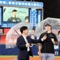 初勝利の阪神助っ人　傘さしてヒーローインタビュー「イケメンすぎる」「ルーカス傘持ってて可愛い」