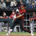 村上宗隆が惜っし～！右翼へ大飛球もフェンスギリギリで失速　大歓声も風で押し戻される　飛距離１１３メートルの一撃も