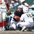 甲子園決勝で異例の光景　全選手がいったんベンチに引き揚げる　健大高崎の捕手・大岩が治療　時間を要すと場内アナウンスで説明