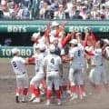 全員でマウンドに集まり喜ぶ智弁和歌山ナイン　２１年Ｖは喜び表現せず　中谷監督が違いを説明