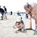 大嶽部屋の力士が江ノ島の海を背にゴミ拾い　サザエさん、マスオさんも登場…どすこいビーチクリーン２０２６