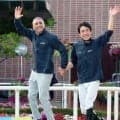 馬に蹴られて負傷のヘルナンデス騎手がＷＡＳＪの表彰式に登場　丹内祐次騎手に手を引かれファンに手を振る