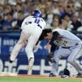 阪神　高橋遥人まさかのアクシデント　走者と激しく接触して倒れ込む　球場から悲鳴　担架が運ばれるも自力でベンチへ→続投で両軍ファンから大歓声