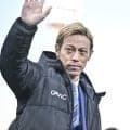 ｢絶対にユニフォーム買います！｣本田圭佑がシンガポールでお披露目“青×オレンジ”背番号4のユニ姿に熱狂＆興奮！｢アルビカラーの本田圭佑が見れる日が来るとは｣