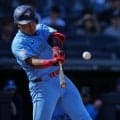 岡本和真、９試合連続安打　９回にラッキーな二塁打　中堅手が太陽でボール見失う