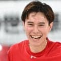 「前脚でギュッてしがみついてる♥」高橋藍の愛犬　初海にビビり水着姿の腕にしがみつく姿に「可愛すぎる♥」「やばーい！」反響