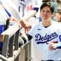 大谷翔平が“ど真ん中”…「素敵な写真」　仲間のために曲げた右手、ド軍公式が激写した1枚