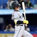 【巨人】浦田俊輔の背中に152キロ直球が直撃し険しい表情も…ゆっくりと一塁ベースへ