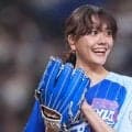 「顔ちっさ」　170cm美人女優の“ぺこり”投球…抜群スタイルのサウスポーが「かわいかった」