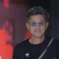 ５９歳に見えない！カズが全身黒ずくめで軽やかスタジアム入り　手を挙げてさわやか挨拶　サングラスにハンディファンも　大会最年長得点記録更新なるか