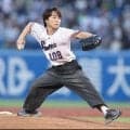 朝ドラ、国宝出演の俳優がヤクルト-巨人戦でファーストピッチセレモニーに登場　スタンド大歓声