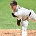 松井裕樹がめちゃお茶目！タンパへの移動シーンでモレホーンを指さしｗ鮮やか火消しで７戦連続無失点　タティスがおしゃれスタイルで出発