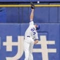 中日の右翼・ボスラーがまさかの凡ミス　佐藤輝の右前に弾んだ打球を後逸　頭上を越されピンチ広げる