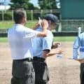 経口補水液やアイスベスト　高校野球審判の熱中症対策　交代の教訓