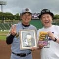 阪神　神戸出身の切り絵作家・民井達也さんが平田２軍監督に記念品を贈呈「おつかれ生です」が切り絵でよみがえる