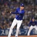 中日・高橋宏斗が緊急降板　右手にアクシデントか　八回先頭の佐野に初安打許した直後に異変　治療後に投球練習も続投断念　ベンチに戻って悔しがる