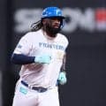 ２打席連発の日本ハム・レイエスがお立ち台で異例の残留訴え「僕はずっとここにいたい」座り込んでファンへ大演説「フォーエバー」繰り返す