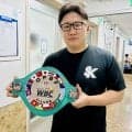 【ボクシング】リング禍死亡事故から１年　トレーナーの兄が語った想い「弟は亡くなりましたけど、それでもボクシングは素晴らしいスポーツ」「大事なことは風化させないこと」…悲劇起きた後楽園ホールで、故・神足茂利さんに東洋太平洋ベルト贈呈