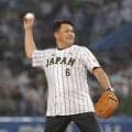侍ジャパン　井口資仁監督が始球式でストライク投球　背番号６のユニホーム姿で