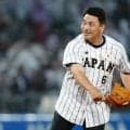 侍J・井口資仁監督、U-18壮行試合で始球式　ノーバウンド投球に大歓声…背番号6の代表ユニで登場