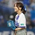 ５１歳熱烈ベイ党の歌姫　２年連続ノーバンはならず　相川七瀬が始球式　青リボンのポニーテール揺らし投球　両手を振って歓声に応える