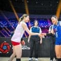 バレー女子　日本が第１セット落とす　前回女王タイの粘り強い守備とコンビバレーに苦戦　今大会初めてセット失う　ロス五輪切符まであと２勝、正念場の準決勝