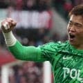 ｢さすが彩艶に正GKを譲らなかった男｣西川周作40歳、超絶ロングフィードで同点弾！ J1浦和を初勝利に導く神の左足に｢まじエデルソン｣｢アシストつかない!?｣