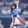 奈良間が飛び跳ねて大喜び　エスコン降臨の人気アイドルが黒髪、スカートなびかせ可憐なファーストピッチ　ノーバンならずキュートに頭抑えるも笑顔で観客魅了