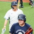 【西武】中村剛也が同期栗山巧と試合前練習でキャッチボール「いい絵どりになるかなと」おかわり節
